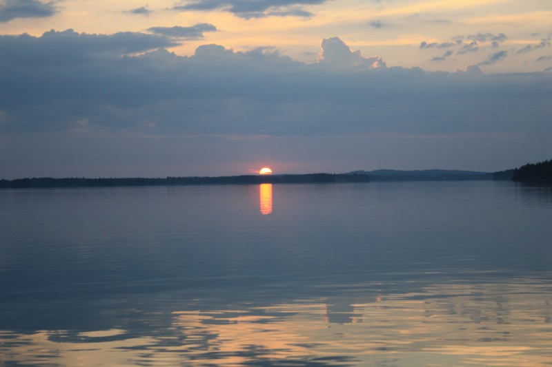 Auringonlasku yön tunteina.