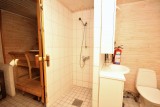 Saunatuvan kylpyhuone ja sauna