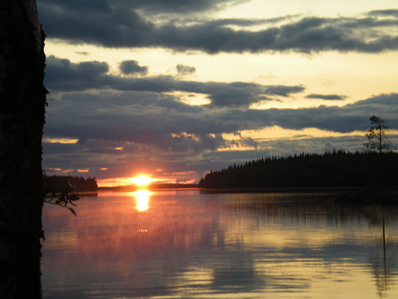 Ilta-aurinko Mustassa lahdessa